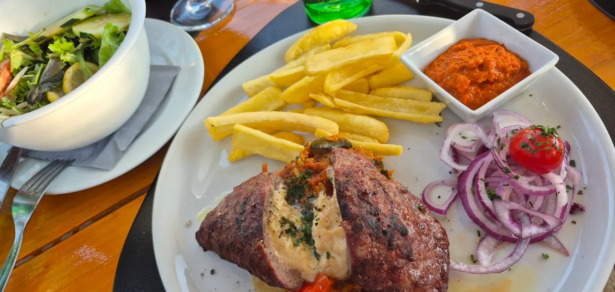 Stuffed pljeskavica with salad